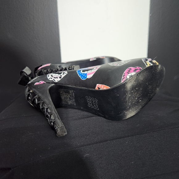Iron Fist Black Heels with Colorful Lips Design - Picture 5 of 6